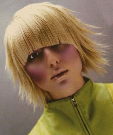 blond fryzura asymetryczna krótka, blond krótkie włosy, asymetryczna grzywka zdjęcie-30